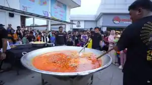 Bobon Santoso membuka restoran Kuali Merah Putih.
